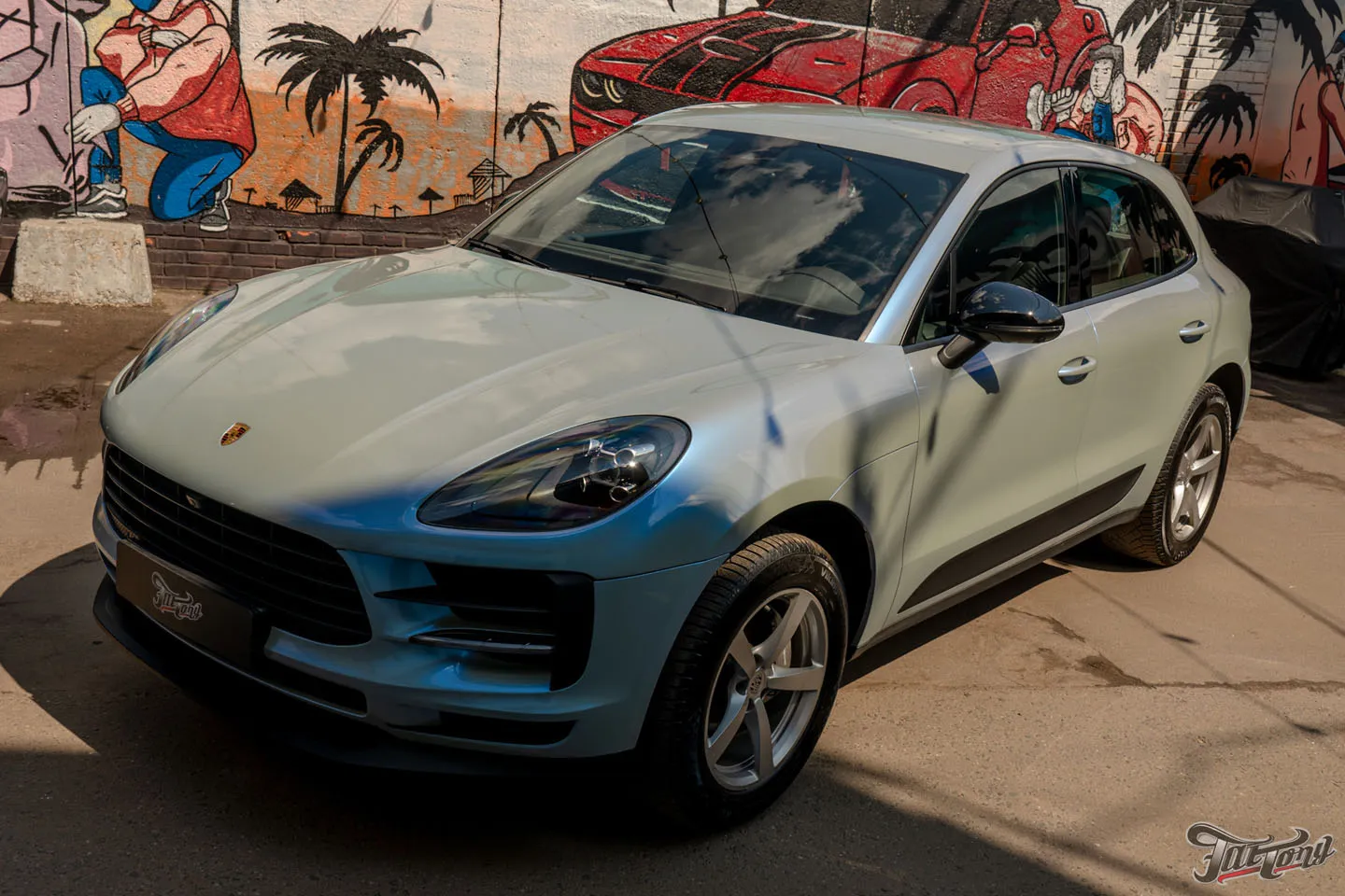 Оклеили Porsche Macan в потрясающий перламутровый голубой винил!